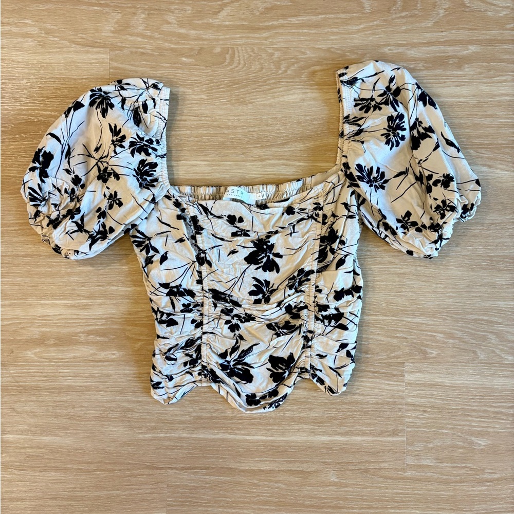 ASTR The Label Ruched Puff Sleeve Square Neck Floral Crop Top Cream Black Small